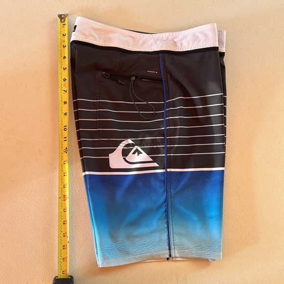 Quicksilver Board Short (31) - Picture 2 of 13